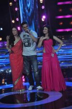 Akshay Kumar, Mona Singh, Ragini Khanna on the sets of Star Ya Rockstar in Famous on 15th Nov 2011 (8).JPG